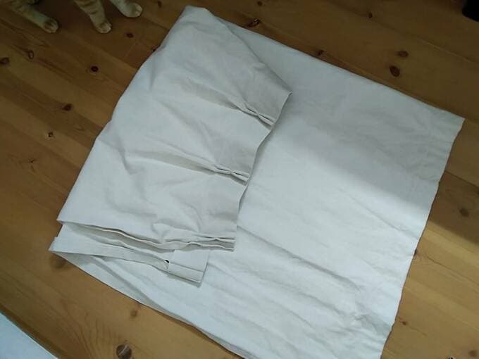 フックが内側になるように折りたたむ