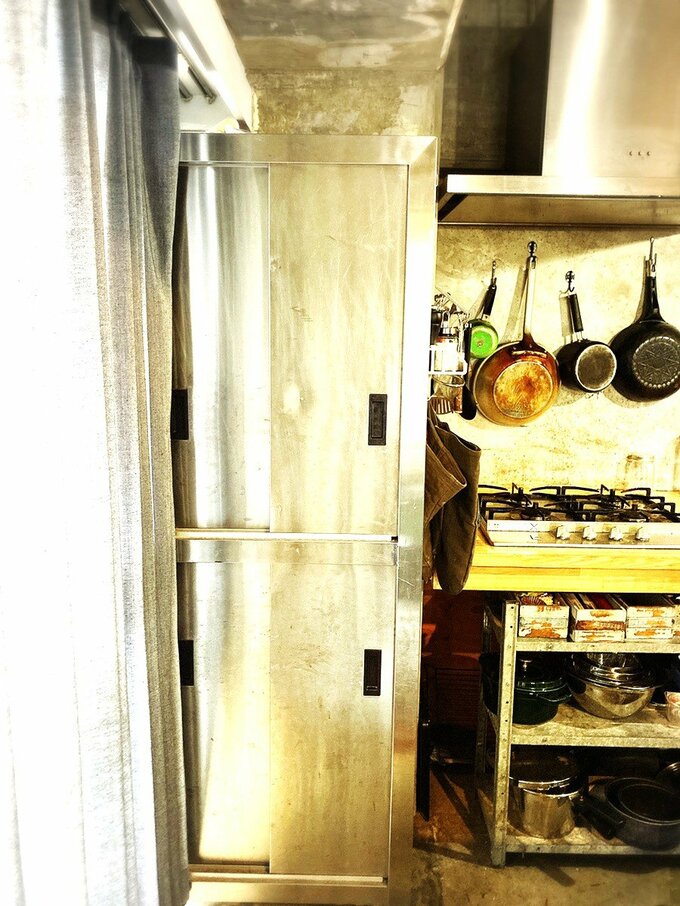 コンロ横の業務用食器棚