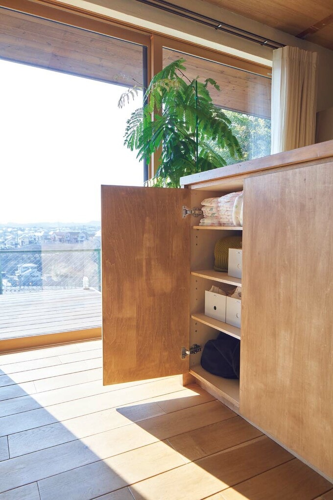 アイランドカウンターのリビング側は収納