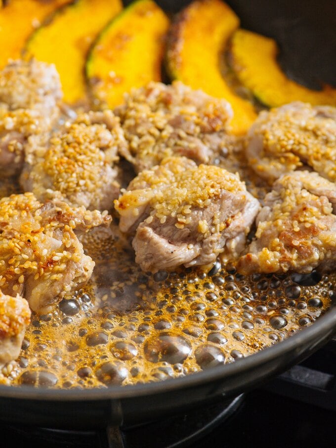 フライパンで肉とカボチャを焼く