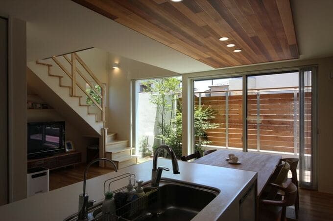 便利なキッチンとつながるダイニング