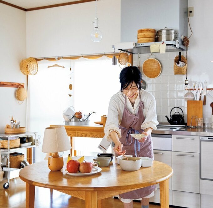 料理をする笑顔の女性