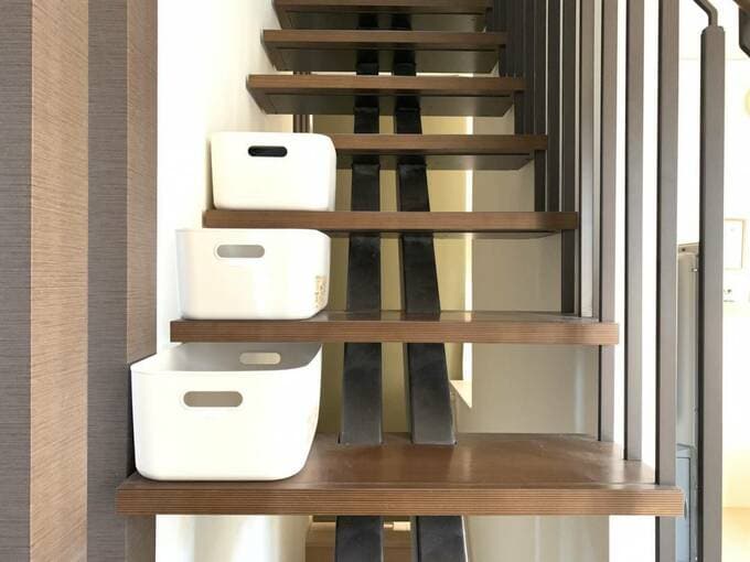 階段にポリエチレンケース