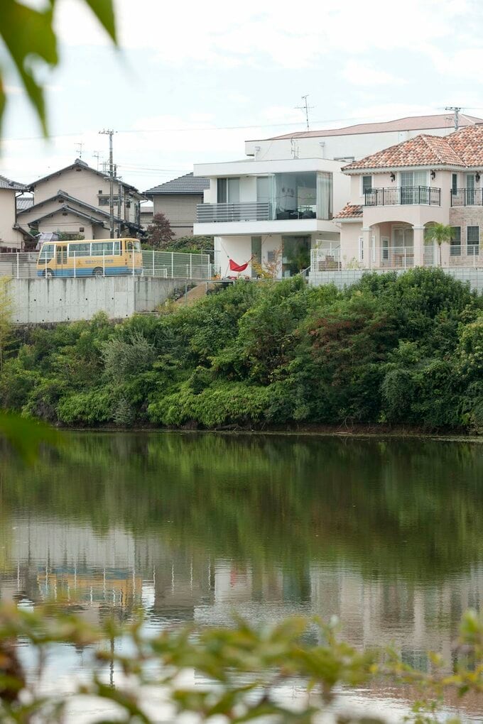 池の近くに立つ家