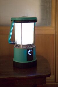 ソーラーランタンの明かりをあちこちで活用