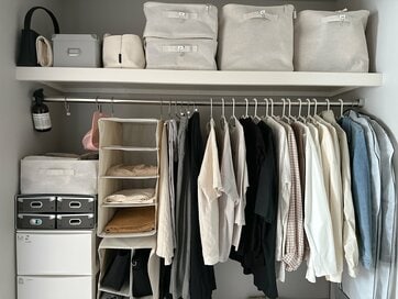 ゴミ屋敷を卒業できた40代の「クローゼット収納」。1軍だけの服で管理もラクに