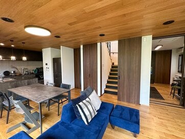 リビング階段の出入り口にドアを設置。騒音、空調の効き、においの心配なしの間取り