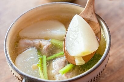 鶏肉とカブのシンプルポトフ。うま味たっぷり、千切りショウガで温まる