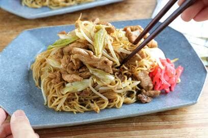 具だくさんの豚こま焼きそば。麺はふっくら、野菜をシャッキリさせるコツ
