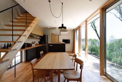 【注文住宅事例】バーベキューできる庭がキッチンの窓の先に。和風すぎない木の家