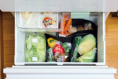 ごちゃつきや食品ロスを生まない「野菜室・冷凍室」。100円グッズを活用し、すっきりをキープ