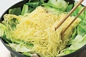 麺を電子レンジにかけてから炒める