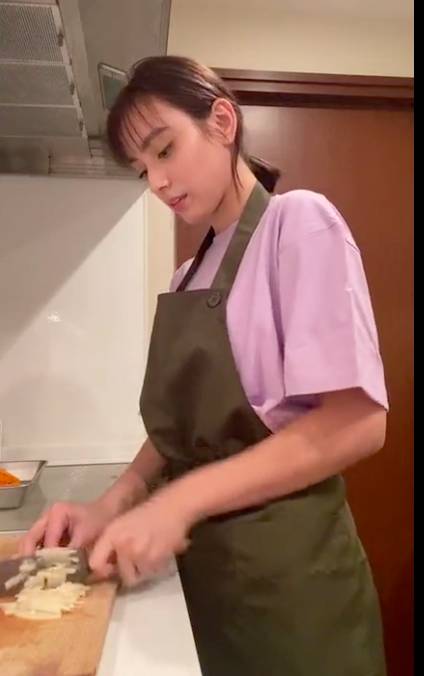 食材を切る女性