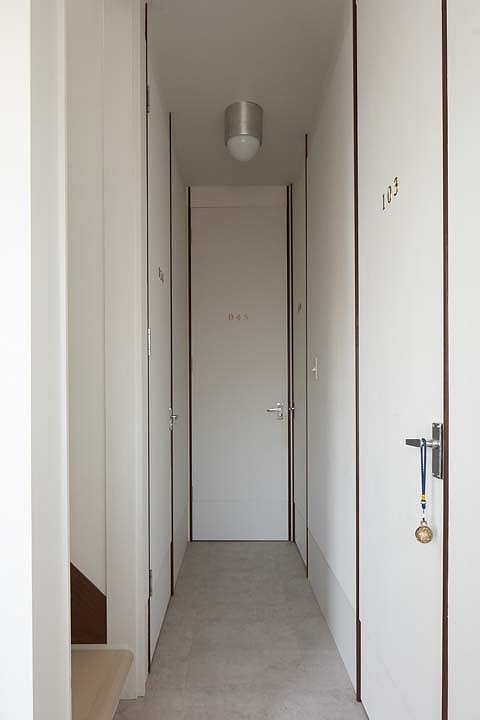 ホテルのような天井まである扉