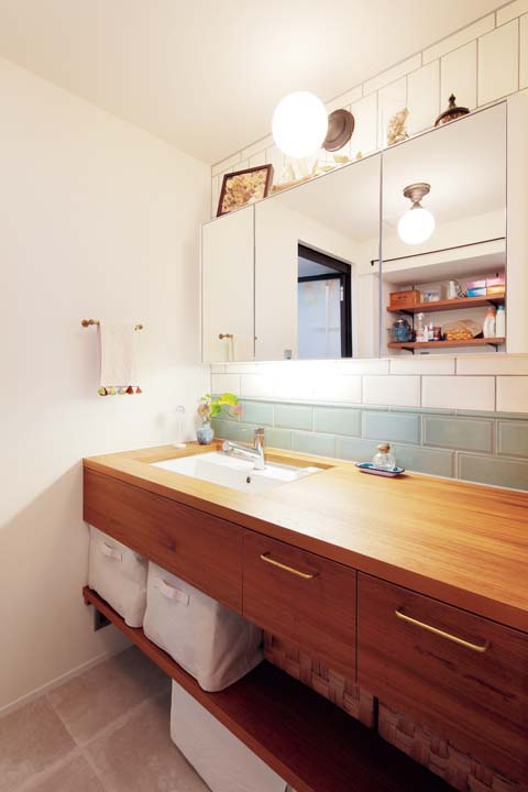 木製カウンターのある洗面室