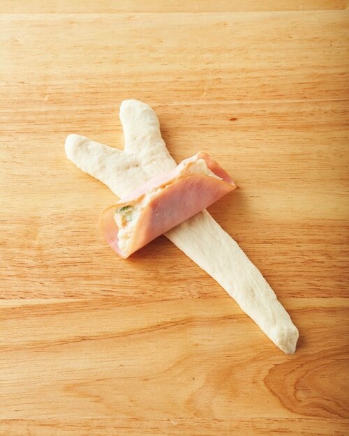 パン生地の上にハム