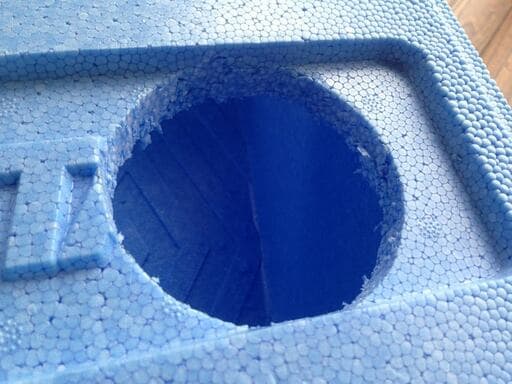 クーラーボックスのエルボ部分切り抜き完了