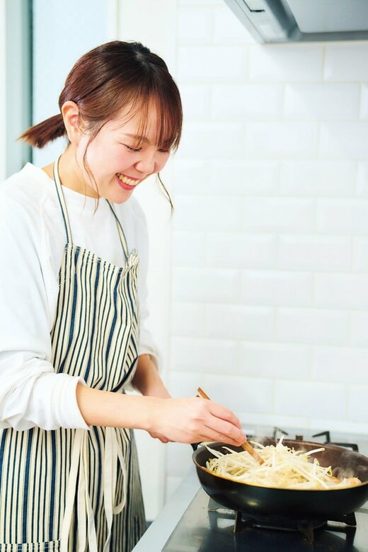 笑顔で料理をする料理家の山本ゆりさん