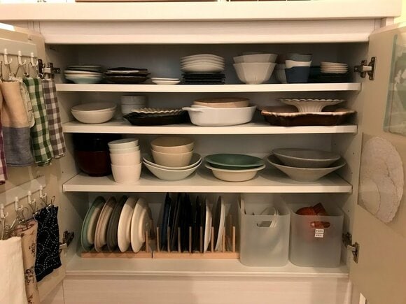 「食べる道具」である食器類を全部出した様子