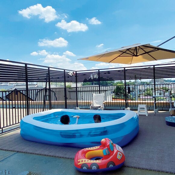 ルーフバルコニーにビニールプール