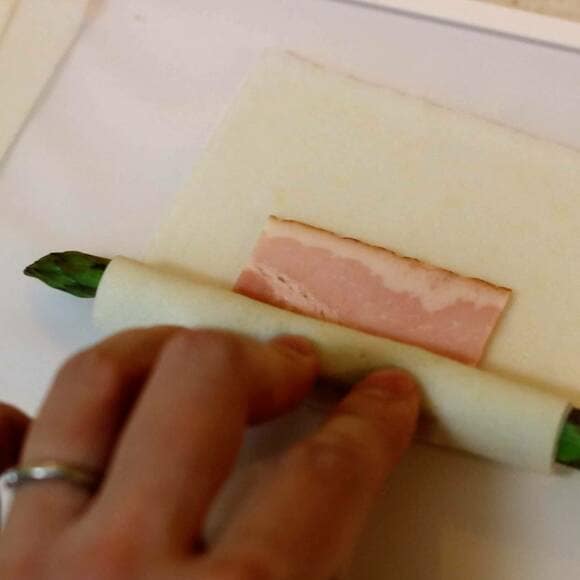 アスパラベーコンの焼き春巻き