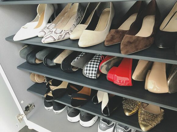 中身が見える下段に、よく使うフラット靴やスニーカーを置いている