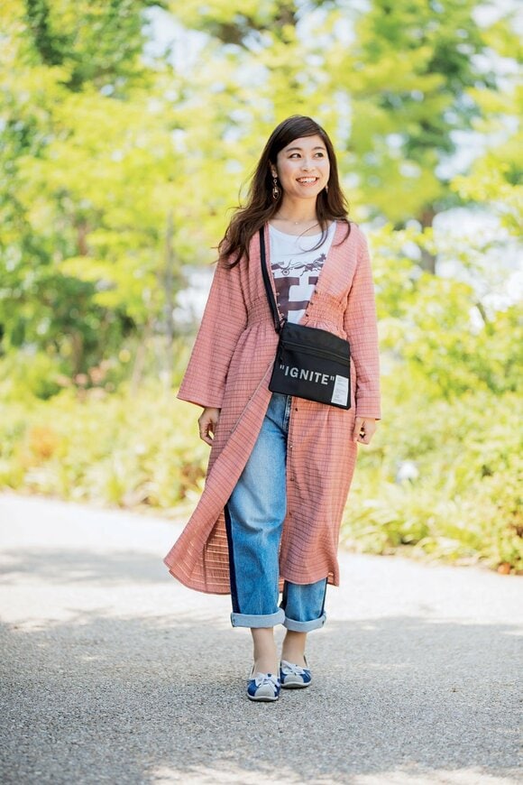 黒のサコッシュの女性全身