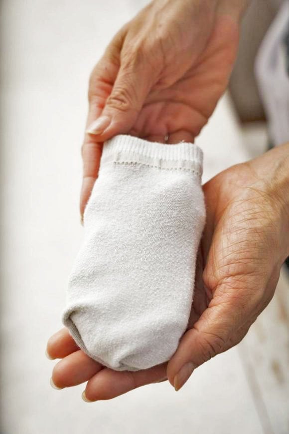  手で押さえてピンとさせます