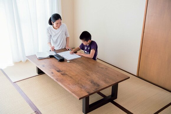 高さを変えられるテーブルを自由に使いこなす