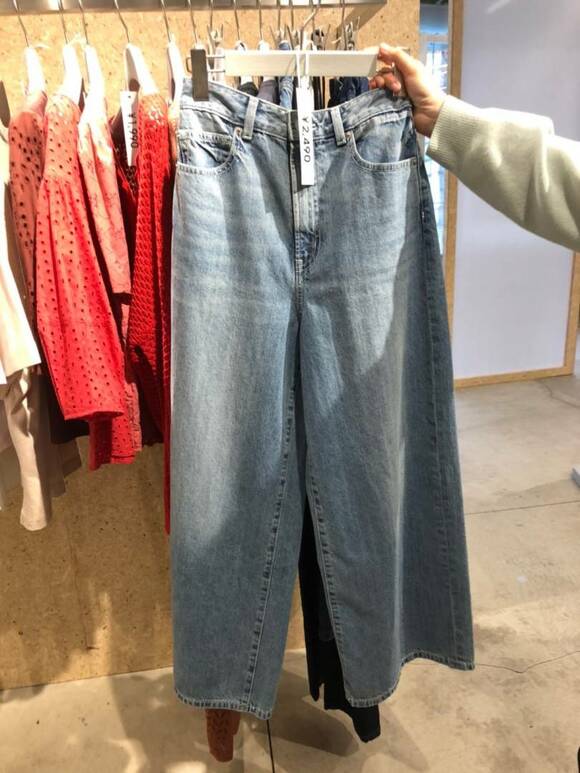 薄い色のジーパン