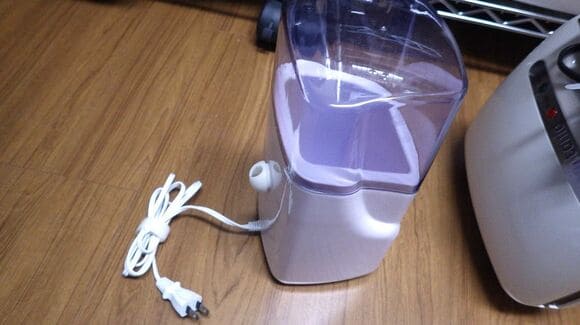 束ねたコードをはさむだけ