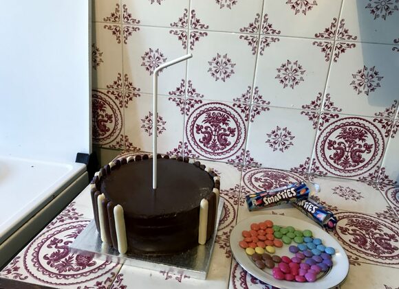 ケーキの中央にストローを刺す