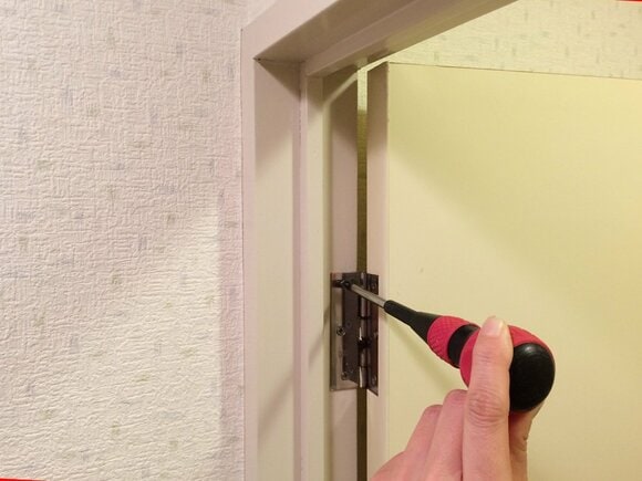 蝶番のネジを締め直す