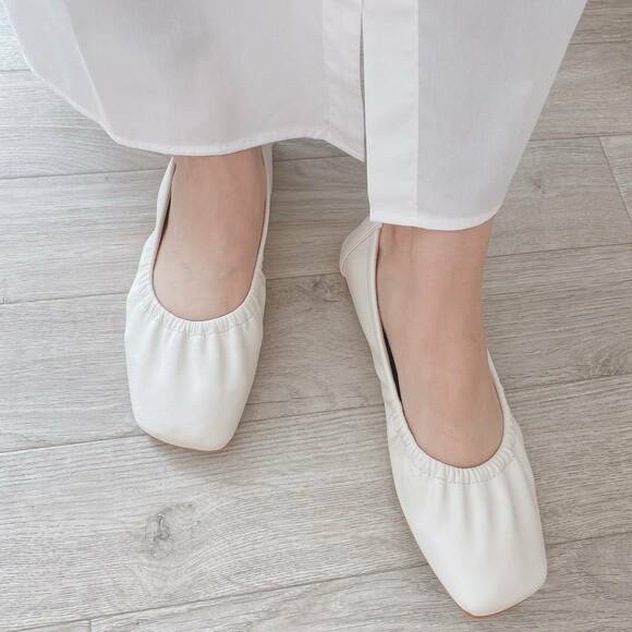 ギャザーシフォンフラットシューズを履いた様子