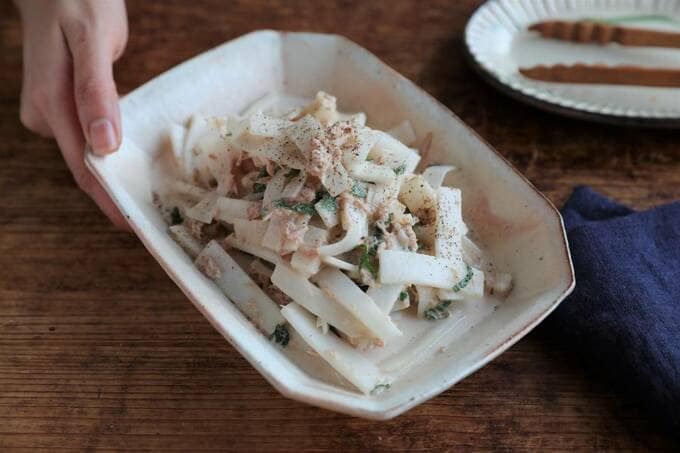 大根と大葉のツナポンサラダを持つ様子