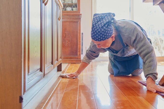 掃除をする小林まさるさん