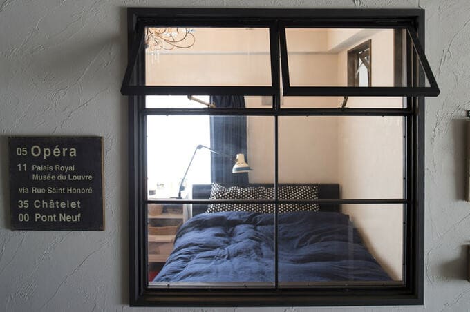 アイアンフレームの室内窓