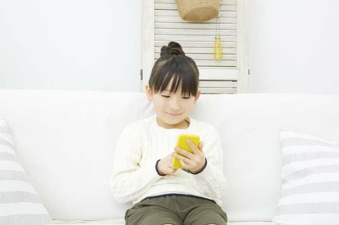 スマホを操作する子ども