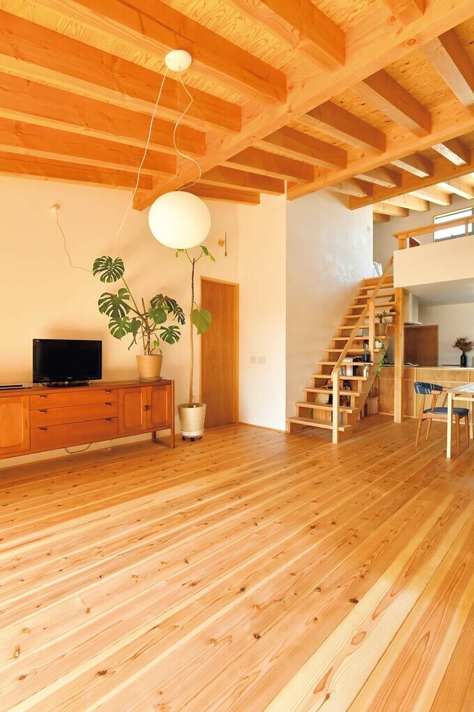 階段横のドアを通って洗面室からLDKに戻れる