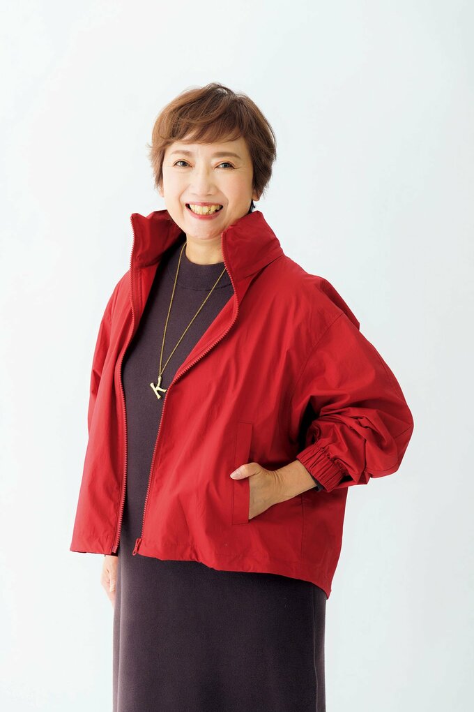 赤いジャケット女性