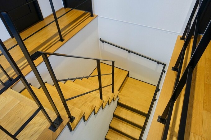 ホールから階段を見下ろした様子