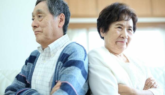 腕を組む男性と女性
