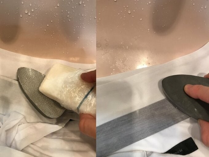 固形石けんをブラシにつける