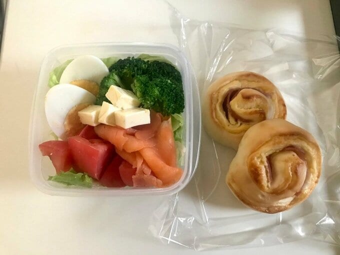 パンとタッパーにサラダ