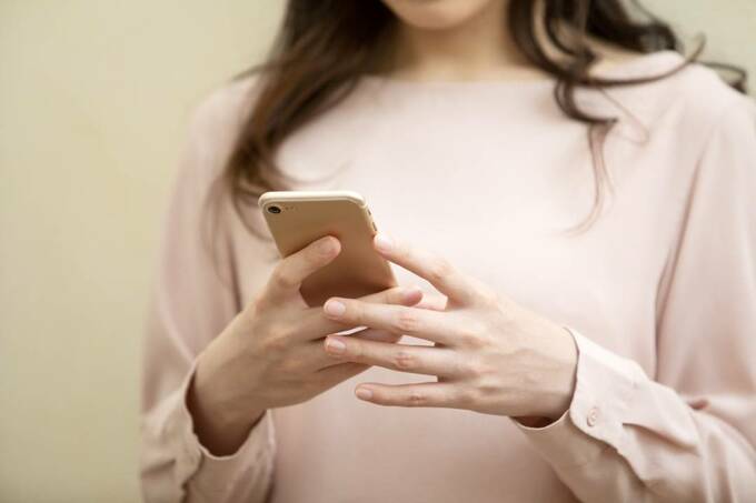 スマホを持つ女性