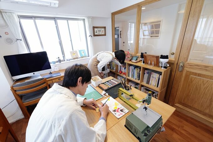 大きなガラスパーティションで仕切ったワークスペース