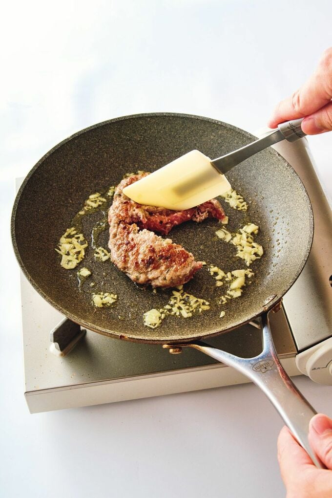 ひき肉を練ってひとまとめにし、表面を焼きつけてから大きめにほぐす。香ばしい肉がゴロっと入った食べごたえのあるひと皿に