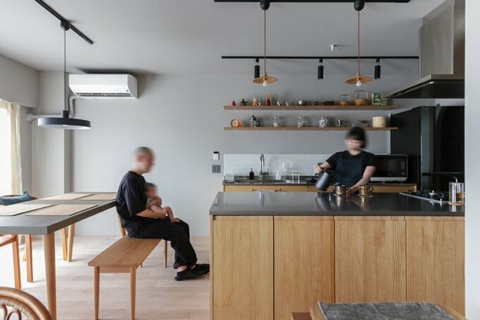 民芸品がディスプレイされたⅡ型のオープンキッチン