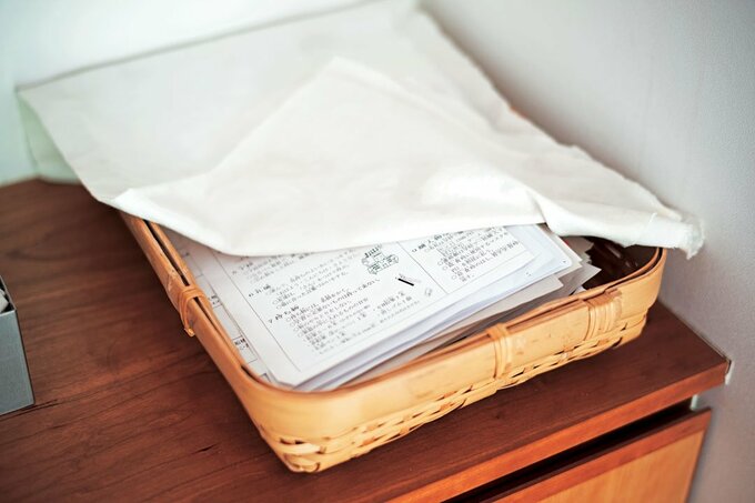 棚の上のカゴに学校のプリント類を収納した様子