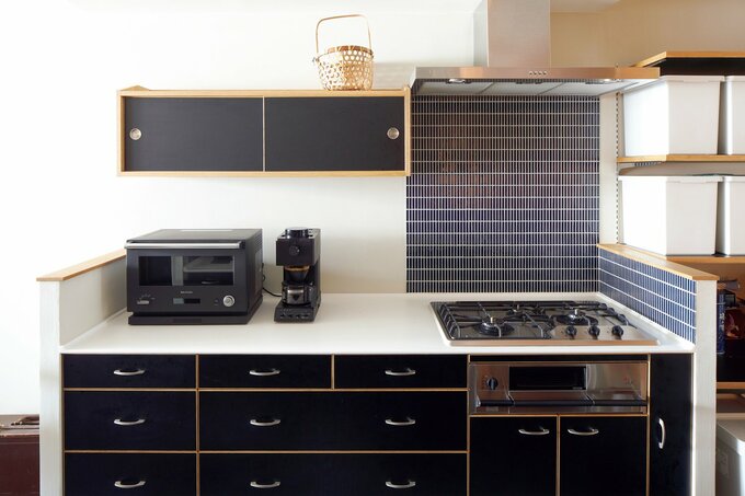 マットな黒で仕上げたモノトーンキッチン